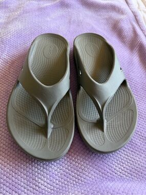 OOFOS gray Thong Sandals size 10